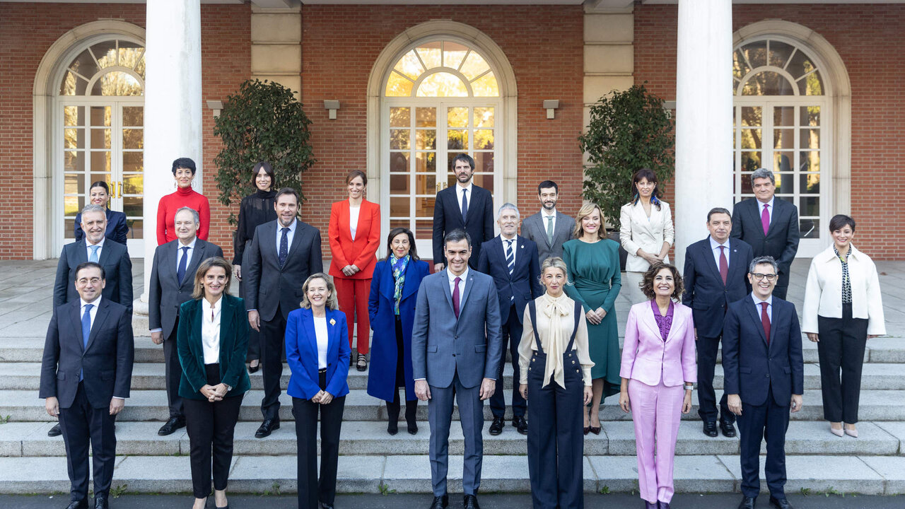 Foto de familia, del presidente del Gobierno de la XV legislatura, Pedro S&aacute;nchez (c), junto a las vicepresidentas y ministros del Ejecutivo, a su llegada a la reuni&oacute;n del Consejo de Ministros, en el Palacio de La Moncloa.