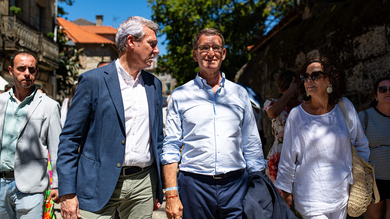 El l&iacute;der del Partido Popular, Alberto N&uacute;&ntilde;ez Feij&oacute;o (2d), y el presidente de la Xunta de Galicia, Alfonso Rueda (2i), durante la Festa do Albari&ntilde;o, a 6 de agosto de 2023, en Cambados, Pontevedra, Galicia.