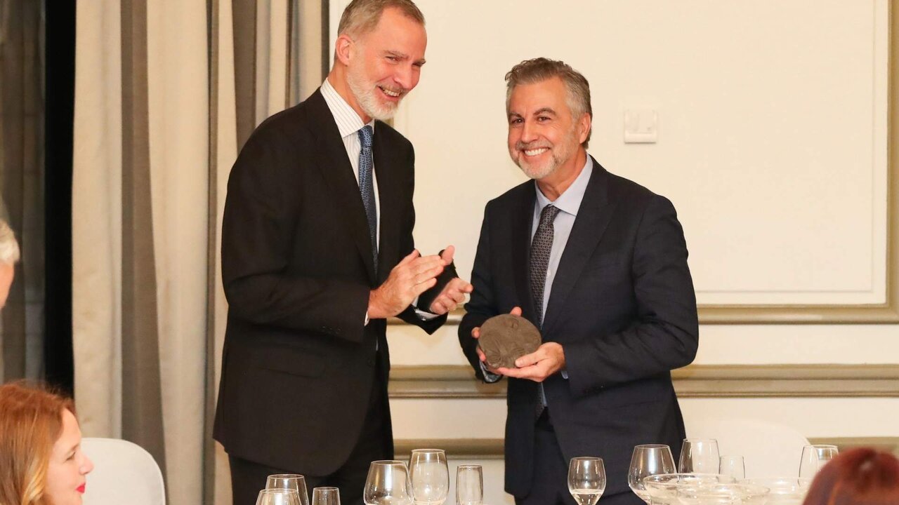 El Rey entrega el Premio de Periodismo "Francisco Cerecedo" a Carlos Alsina.