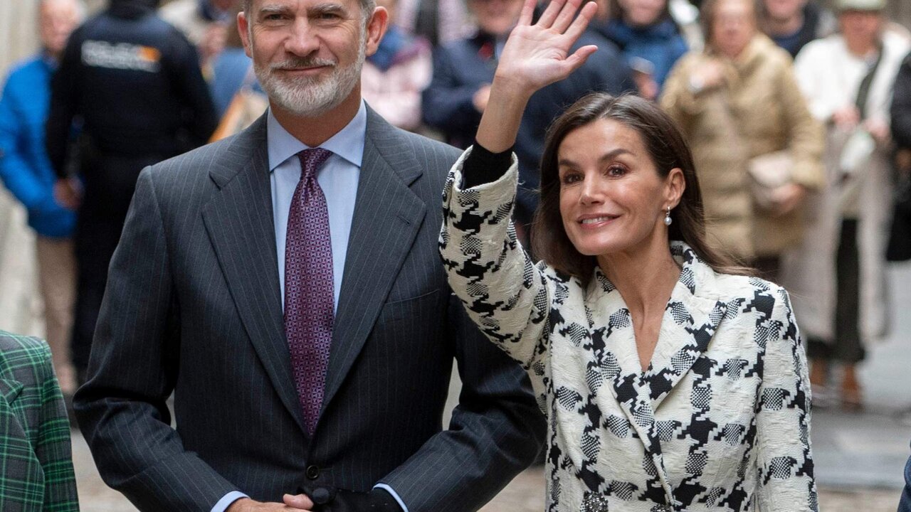 (I-D) La ministra de Vivienda y Agenda Urbana, Isabel Rodr&iacute;guez, el Rey Felipe VI, la Reina Letizia y el presidente de Castilla-La Mancha, Emiliano Garc&iacute;a-Page, durante la inauguraci&oacute;n de la Residencia Comunitaria &ldquo;Hospital del Rey&rdquo;, a 30 de noviembre de 2023, en Toledo, Castilla-La Mancha (Espa&ntilde;a). Esta residencia que dispone de 60 plazas, se suma a la red de dispositivos de atenci&oacute;n a personas con trastorno mental grave de la Fundaci&oacute;n Sociosanitaria de Castilla-La Mancha. El centro, que comenz&oacute; con diez pacientes, va a ir incorporando progresivamente residentes en los meses siguientes, hasta completar las 60 plazas. El &ldquo;Hospital del Rey&rdquo; lo fund&oacute; en Toledo, en 1603, la Cofrad&iacute;a del Corpus Christi, como lugar de curaci&oacute;n para pobres y gentes sin recursos, labor que realiz&oacute; hasta el a&ntilde;o 1836, cuando pas&oacute; a depender de la Beneficencia Provincial convirti&eacute;ndose en asilo de ancianos hasta 2005 cuando cerr&oacute;.
30 NOVIEMBRE 2023;REYES;FAMILIA REAL;RESIDENCIA;HOSPITAL;MENTAL;SALUD MENTAL;TRASTORNOS
Alberto Ortega / Europa Press
30/11/2023