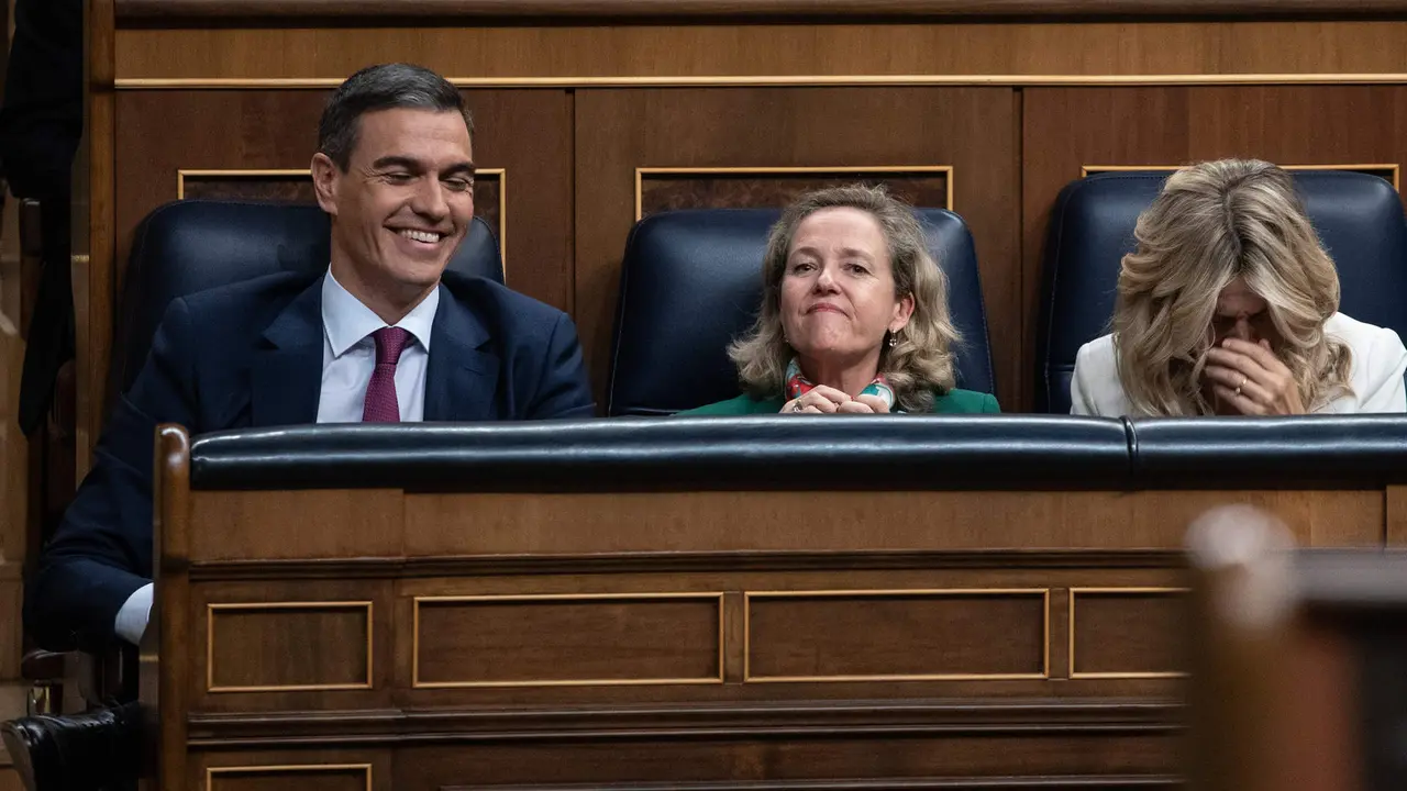De izquierda a derecha. El presidente del Gobierno, Pedro Sánchez, la vicepresidenta primera y ministra de Economía, Nadia Calviño, y la vicepresidenta segunda y ministra de Trabajo y Economía Social, Yolanda Díaz.