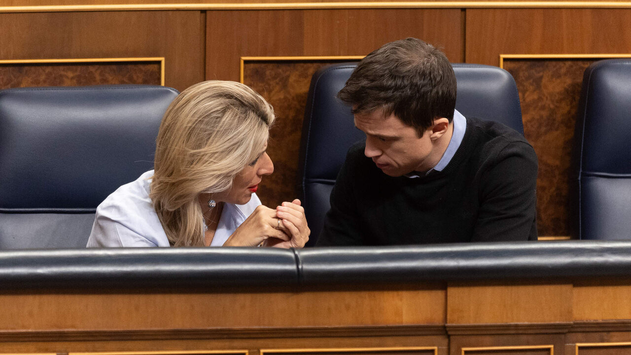 El l&iacute;der de M&aacute;s Pa&iacute;s, I&ntilde;igo Errej&oacute;n, y la vicepresidenta segunda y ministra de Trabajo y Econom&iacute;a Social, Yolanda D&iacute;az, conversan durante una sesi&oacute;n plenaria, en el Congreso de los Diputados, a 5 de diciembre de 2023, en Madrid.