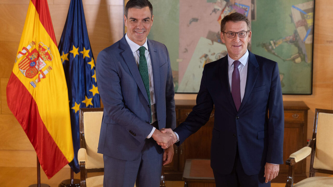 Archivo - El secretario general del PSOE y presidente del Gobierno, Pedro S&aacute;nchez (i), se re&uacute;ne con el l&iacute;der del Partido Popular, Alberto N&uacute;&ntilde;ez Feij&oacute;o (d), dentro de la ronda de contactos para la investidura, en el Congreso de los Diputados,