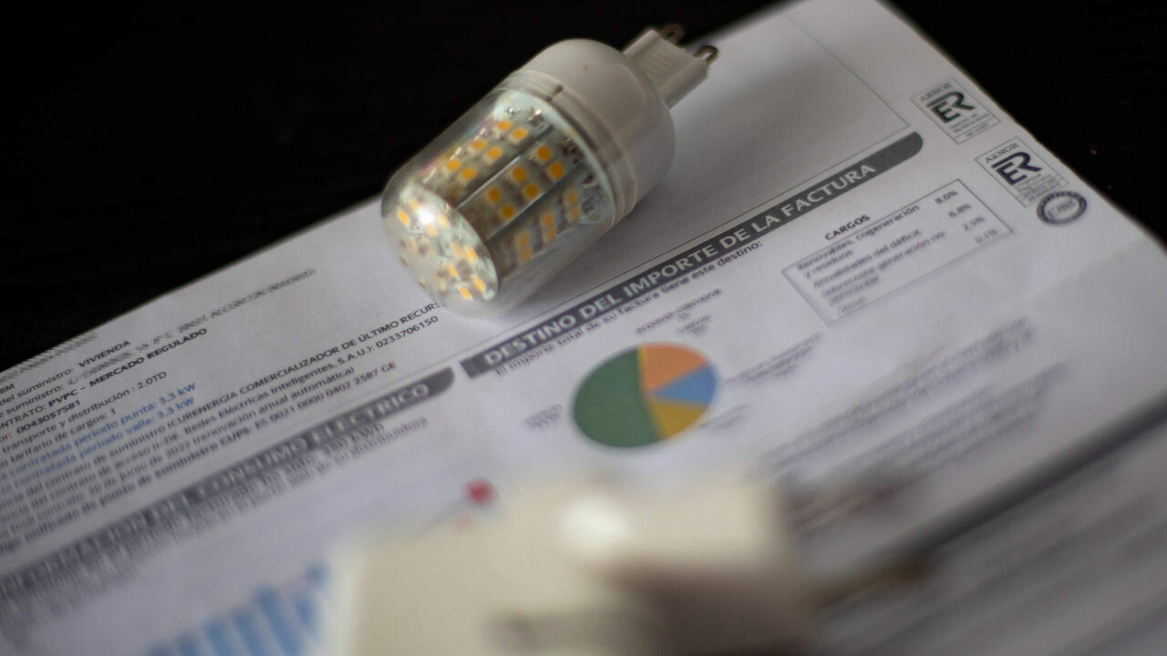 Archivo - Una factura del consumo de luz.