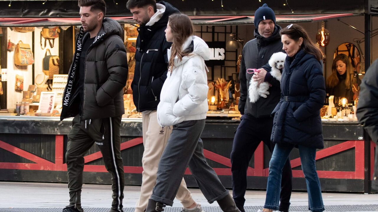 Zinedine Zidane y Veronique Zidane paseando por la calle junto a sus hijos Luca y Theo, a 27 de noviembre de 2023, en Madrid (Espa&ntilde;a).