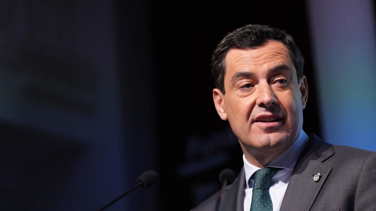 El presidente de la Junta de Andaluc&iacute;a, Juanma Moreno, durante su intervenci&oacute;n despu&eacute;s de la entrega de los premios 'Andaluc&iacute;a hacia el futuro', a 18 de diciembre del 2023 en Sevilla.