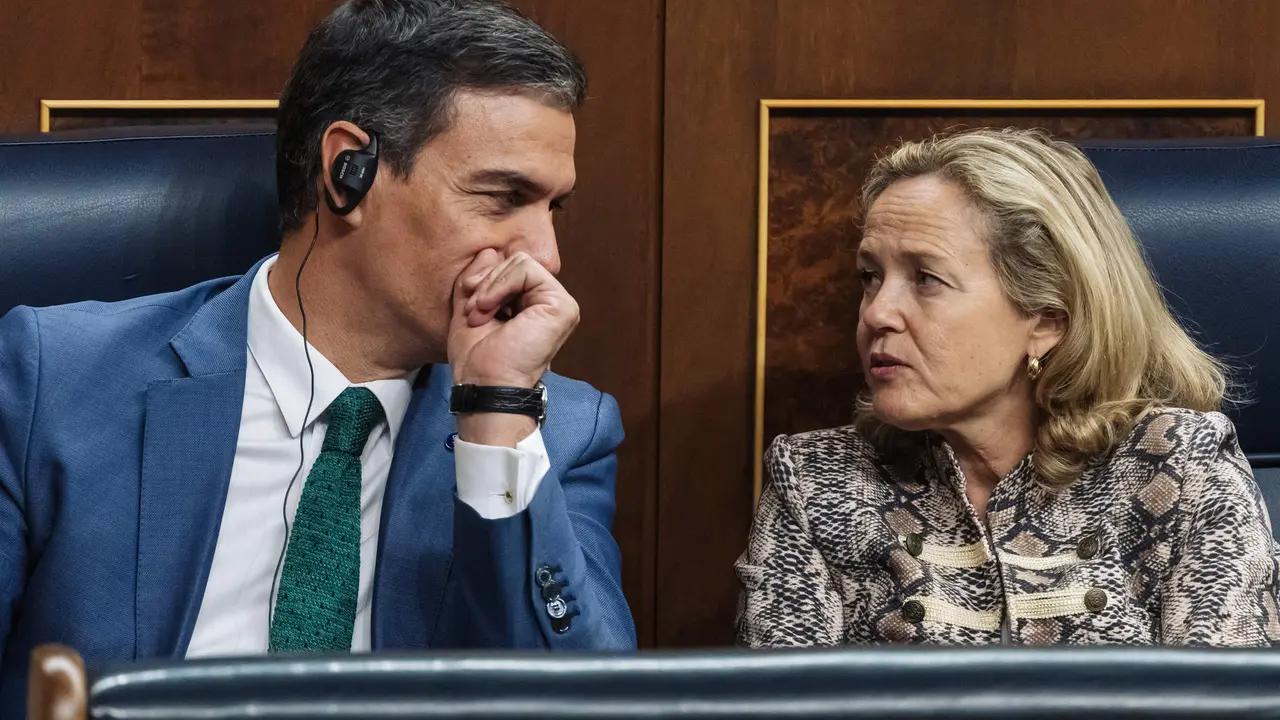Archivo - El presidente del Gobierno, Pedro Sánchez, y la  ya ex vicepresidenta primera y ministra de Asuntos Económicos, Nadia Calviño.