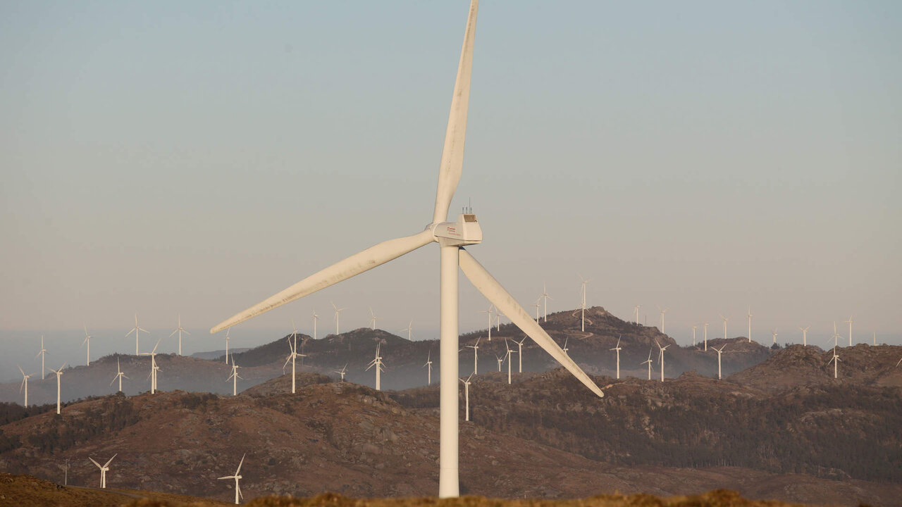 Abadin, Lugo. Vacas y caballos conviven con molinos de energia eolica en la Serra do Xistral. La nueva ley de eolicos que prepara la Xunta de Galicia esta generando malestar y disgusto en multitud de poblaciones y vecinos, al aumentar los derechos de las energeticas en los parques eolicos que se liciten a partir de ahora.