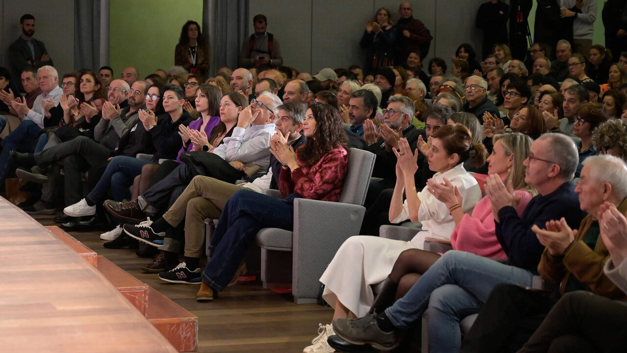 A Coru&ntilde;a.
La vicepresidenta segunda del Gobierno y l&iacute;der de Sumar, Yolanda D&iacute;az (), presenta en A Coru&ntilde;a, la comisi&oacute;n promotora de Sumar Galicia, cuyo portavoz es Paulo Carlos L&oacute;pez (), y despu&eacute;s de que el di&aacute;logo con Podemos se haya quebrado a ra&iacute;z de la escisi&oacute;n del grupo en el Congreso.
Juan Manuel D&iacute;az Villoslada (), Marti&ntilde;o Noriega (), Jos&eacute; Manuel Sande (), Manolo Lago (), Jorge Su&aacute;rez () o Laura Garc&iacute;a Parada (), son algunos de los nombres que forman parte de la promotora
16/12/2023
Foto: M. Dylan / Europa Press