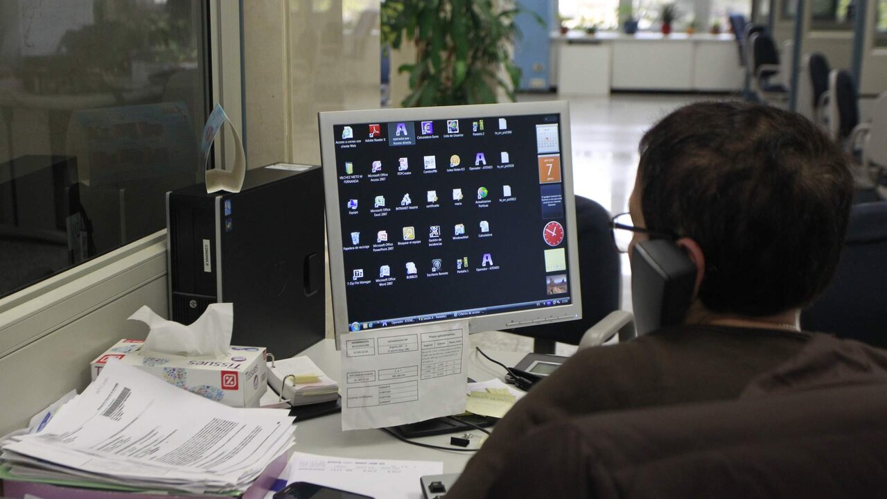 Archivo - Un funcionario en su puesto de trabajo.