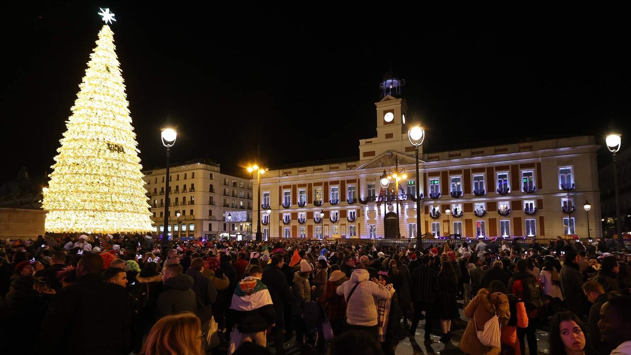 Ambiente antes de que tengan lugar las Campanadas de Fin de A&ntilde;o 2022, en la Puerta del Sol, a 31 de diciembre de 2022, en Madrid (Espa&ntilde;a). El aforo en la madrile&ntilde;a Puerta del Sol para dar la bienvenida al 2023 con las uvas se estableci&oacute; en 7.500 personas por el Ayuntamiento de la capital. Seg&uacute;n Delegaci&oacute;n del Gobierno y Polic&iacute;a Nacional para llegar a esa cifra se ha tenido en cuenta que el espacio no est&aacute; "al cien por cien por las obras" y "la superficie disponible no es la misma que cuando las obras concluyan". Las obras de la Puerta del Sol se reanudar&aacute;n  en cuanto pase la festividad de Reyes.
31 DICIEMBRE 2022;CELEBRACI&Oacute;N;CAMBIO DE A&Ntilde;O;NOCHEVIEJA;A&Ntilde;O NUEVO
Jes&uacute;s Hell&iacute;n / Europa Press
(Foto de ARCHIVO)
31/12/2022