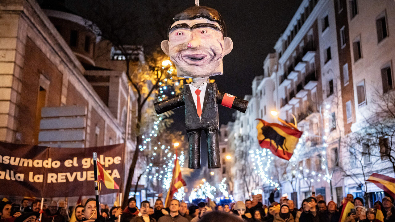 Decenas de personas celebran la entrada del a&ntilde;o nuevo en la calle Ferraz, a 1 de enero de 2024, en Madrid.
