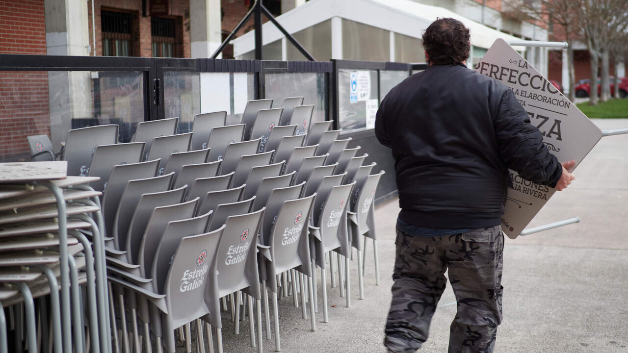 Txabo, due&ntilde;o del Bar Ogi, preparando la terraza para la apertura de la misma, en Pamplona , hoy 26 de noviembre de 2020.