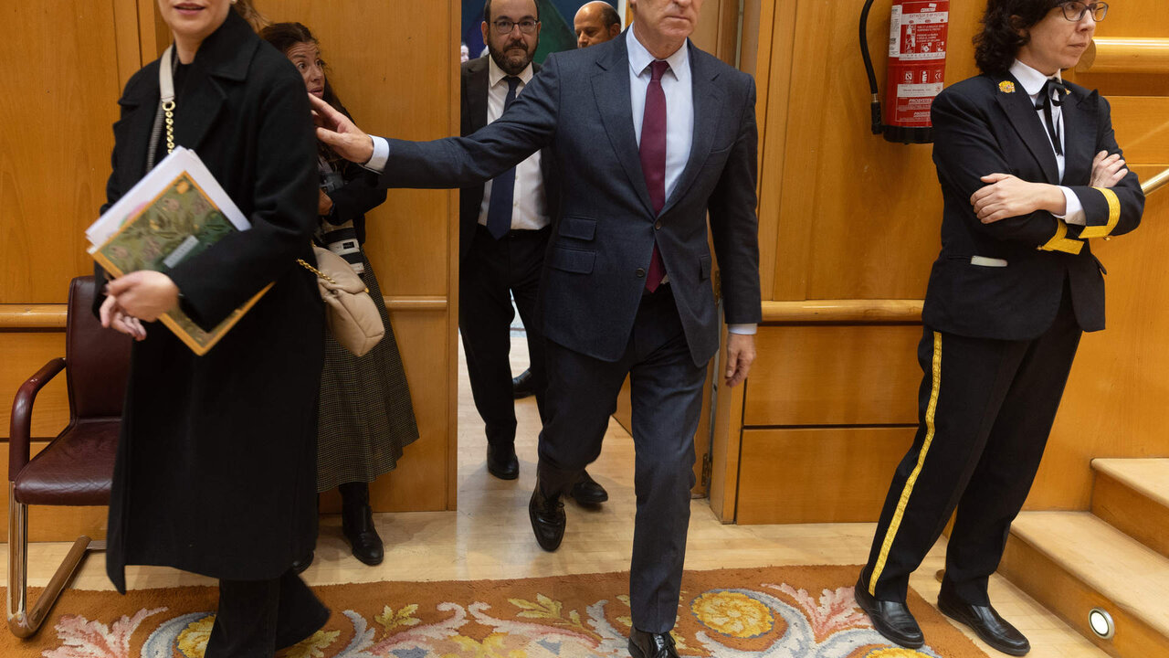El l&iacute;der del PP, Alberto N&uacute;&ntilde;ez Feij&oacute;o, a su llegada a un pleno del Congreso de los Diputados, en el Palacio del Senado, a 10 de enero de 2024, en Madrid.