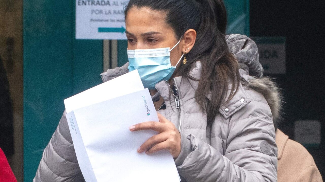 Gabriela Guill&Atilde;&copy;n sale del hospital junto a su madre y su beb&Atilde;&copy;, a 10 de enero de 2024, en Madrid (Espa&Atilde;&plusmn;a).