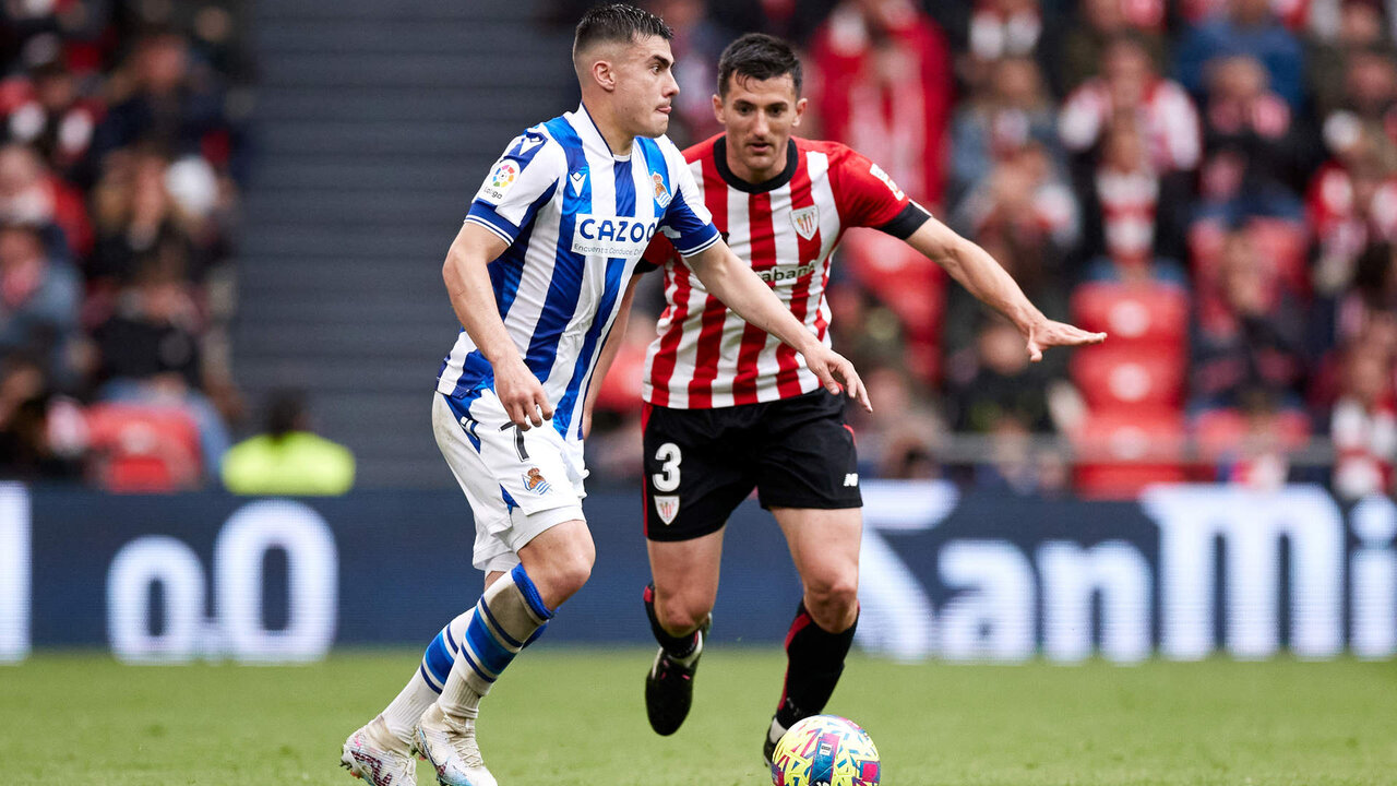 Ander Barrenetxea of Real Sociedad competes for the ball with Daniel Vivian of Athletic Club during the La Liga Santander match between Athletic Club and Real Sociedad at San Mames  on April 15, 2023, in Bilbao, Spain.