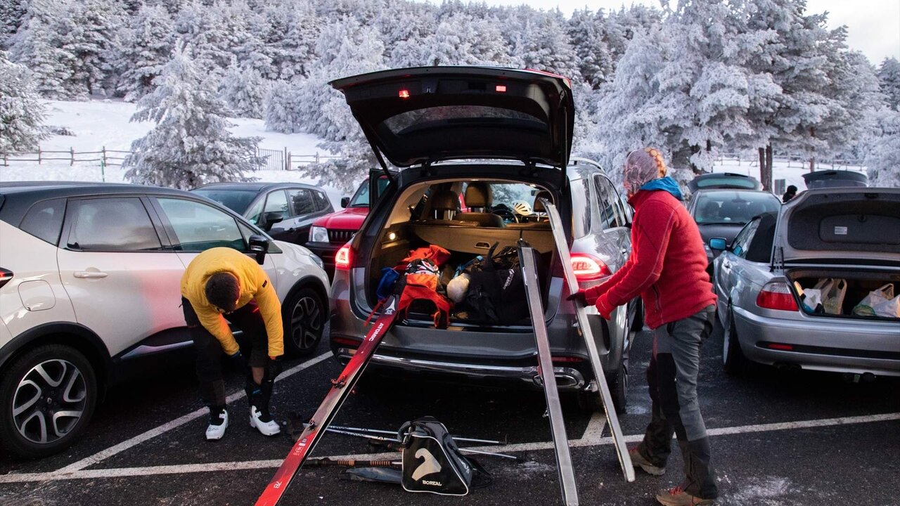 Navacerrada se llena de madrile&ntilde;os por la nieve