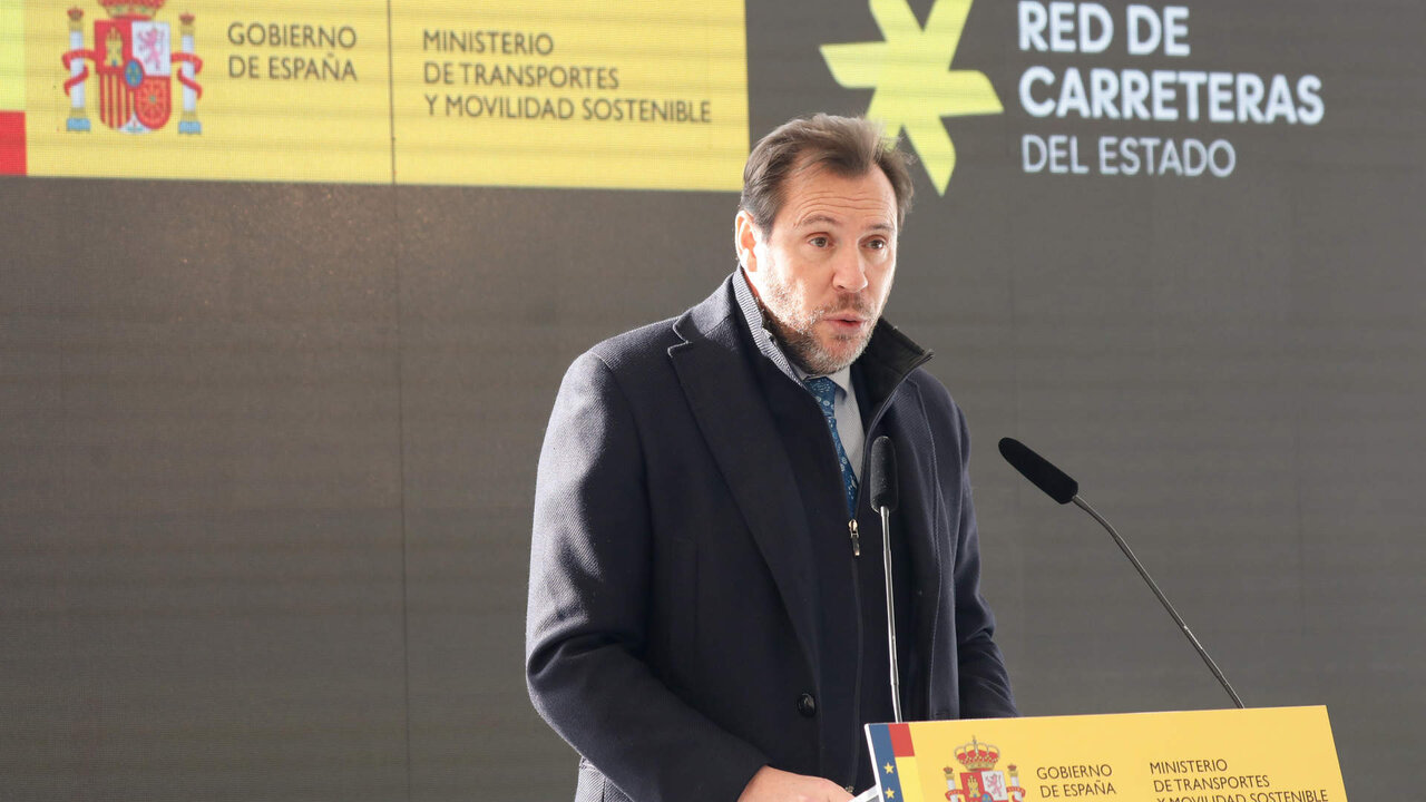 11-01-24 El ministro de transportes y movilidad sostenible, &Oacute;scar Puente junto al presidente de la regi&oacute;n Fernando L&oacute;pez Miras supervisan la finalizacion de las obras del &uacute;ltimo tramo de la A-33 entre Yecla y Caudete.