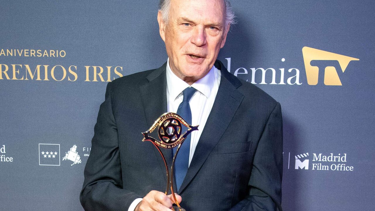 Pedro Piqueras posa con su premio tras la ceremonia de entrega de los Premios Iris que otorga la Academia de la Televisi&oacute;n.