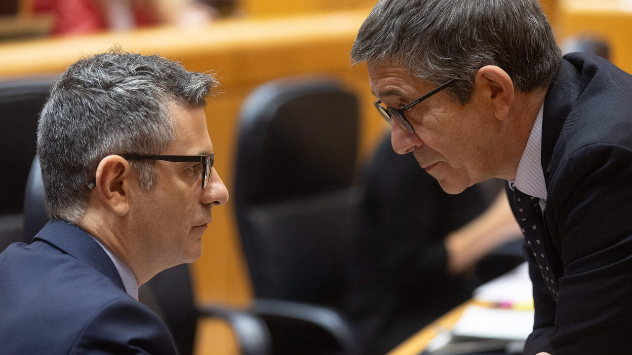 El ministro de la Presidencia, Relaciones con las Cortes y Justicia, F&eacute;lix Bola&ntilde;os (i) y el portavoz del PSOE en el Congreso, Patxi L&oacute;pez (d).