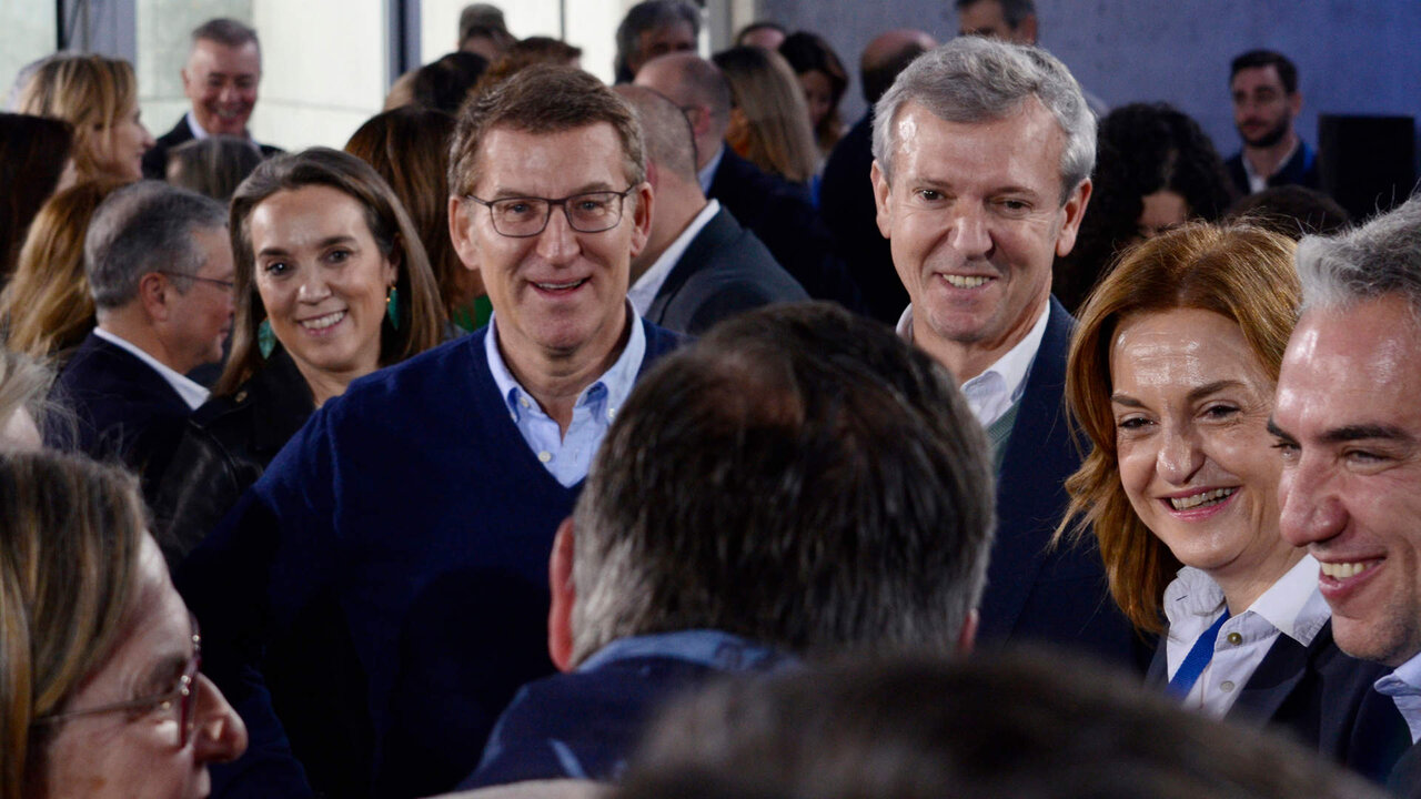 La secretaria general del Partido Popular, Cuca Gamarra (2i); el presidente de la Xunta de Galicia, Alfonso Rueda (3i); el presidente del Partido Popular, Alberto N&uacute;&ntilde;ez Feij&oacute;o (3d), y el coordinador general del PP, El&iacute;as Bendodo (1d).