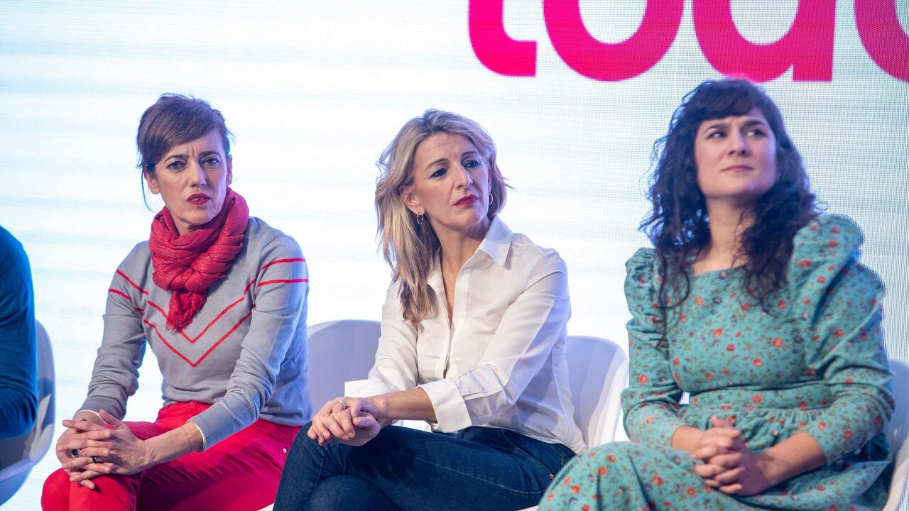 La candidata de Sumar Galicia, Marta Lois (i) y la vicepresidenta segunda, Yolanda D&iacute;az (c), durante la puesta de largo de la candidata de Sumar Galicia, Marta Lois, en el Auditorio Mar de Vigo, a 12 de enero de 2024,, Pontevedra, Galicia.
