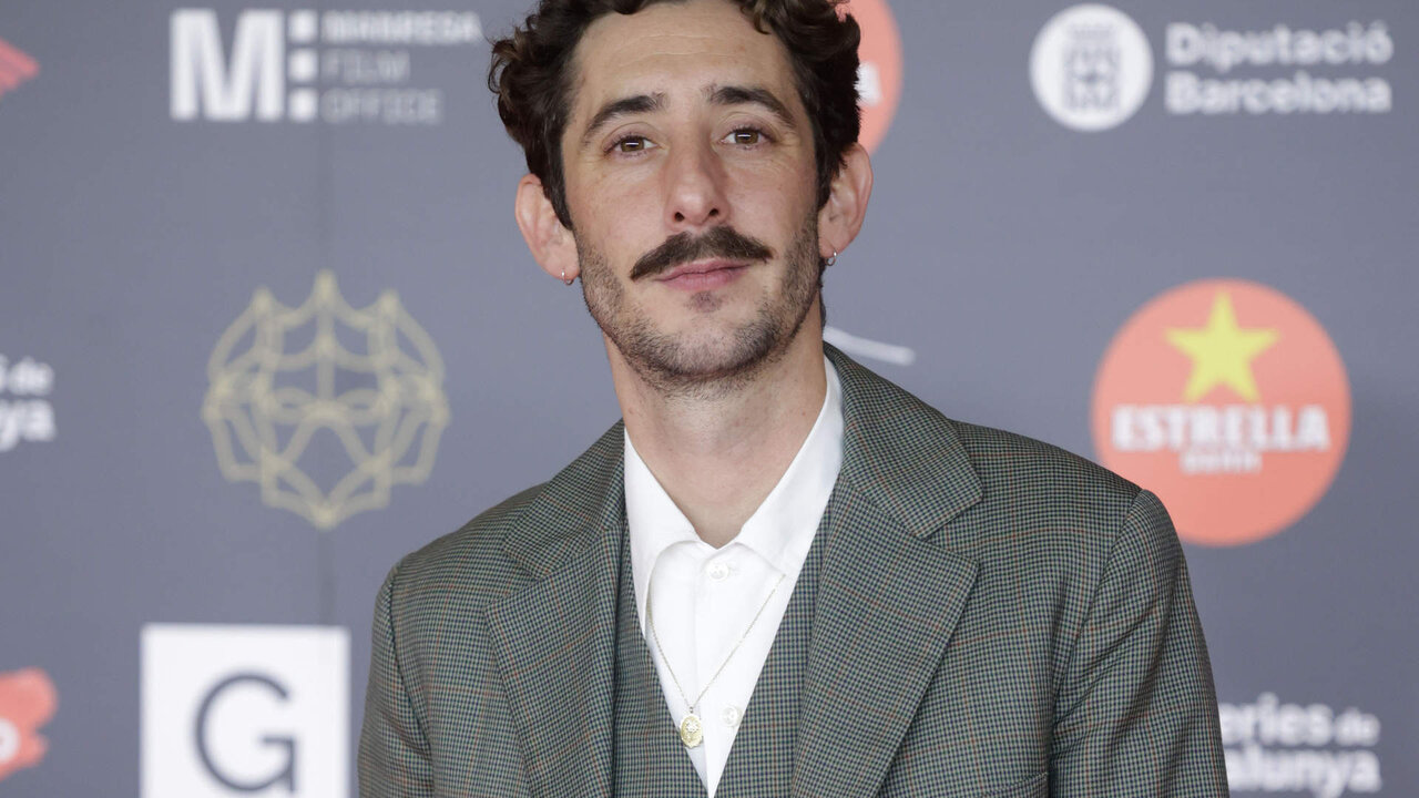 Enric Auquer posa durante el photocall de los XVI Premis Gaud&iacute; de cine, en el Centro de Convenciones Internacional de Barcelona (CCIB), a 4 de febrero de 2024, en Barcelona, Catalunya (Espa&ntilde;a). La Academia del Cine Catal&aacute;n organiza y otorga estos premios anuales para difundir y promocionar las mejores pel&iacute;culas, artistas y t&eacute;cnicos del sector cinematogr&aacute;fico catal&aacute;n, a trav&eacute;s de veinticinco categor&iacute;as.
