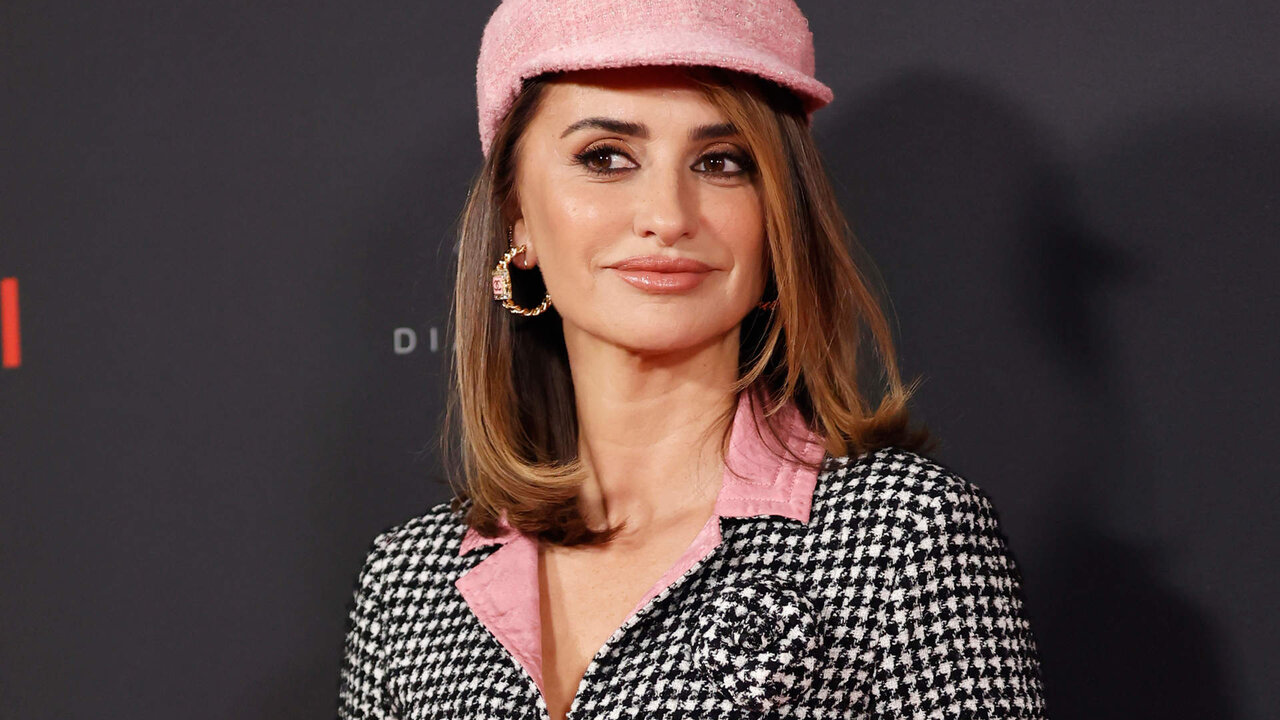 Pen&eacute;lope Cruz posa en el photocall de la pel&iacute;cula 'Ferrari' en el Hotel Santo Mauro, a 05 de febrero de 2024, en Madrid (Espa&ntilde;a).
FAMOSOS;PHOTOCALL;FERRARI;CHANEL;ACTRIZ
Antonio Guti&eacute;rrez / Europa Press
05/2/2024