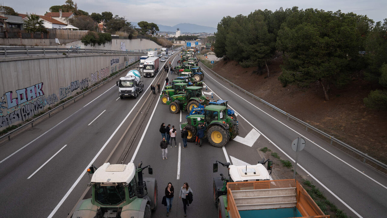 Unos 150 tractores han cortado este martes sobre las 16 horas la carretera C-17, sentido sur, a la altura de Parets del Vall&egrave;s.