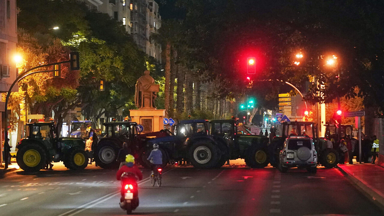 Varios centenares de agricultores bloquean los accesos al puerto de M&aacute;laga como protesta por la competencia desleal y los baos precios de frutas y hortalizas a 6 de febrero de 2024 en M&aacute;laga, Andaluc&iacute;a.//&Aacute;lex Zea.
