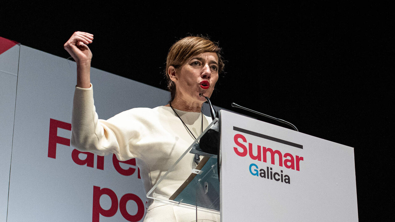 La candidata de Sumar Galicia a la Presidencia de la Xunta, Marta Lois, interviene durante un acto de campa&ntilde;a electoral de Sumar Galicia, en el cine Elma, a 11 de febrero de 2024, en A Pobra do Carami&ntilde;al, A Coru&ntilde;a, Galicia.