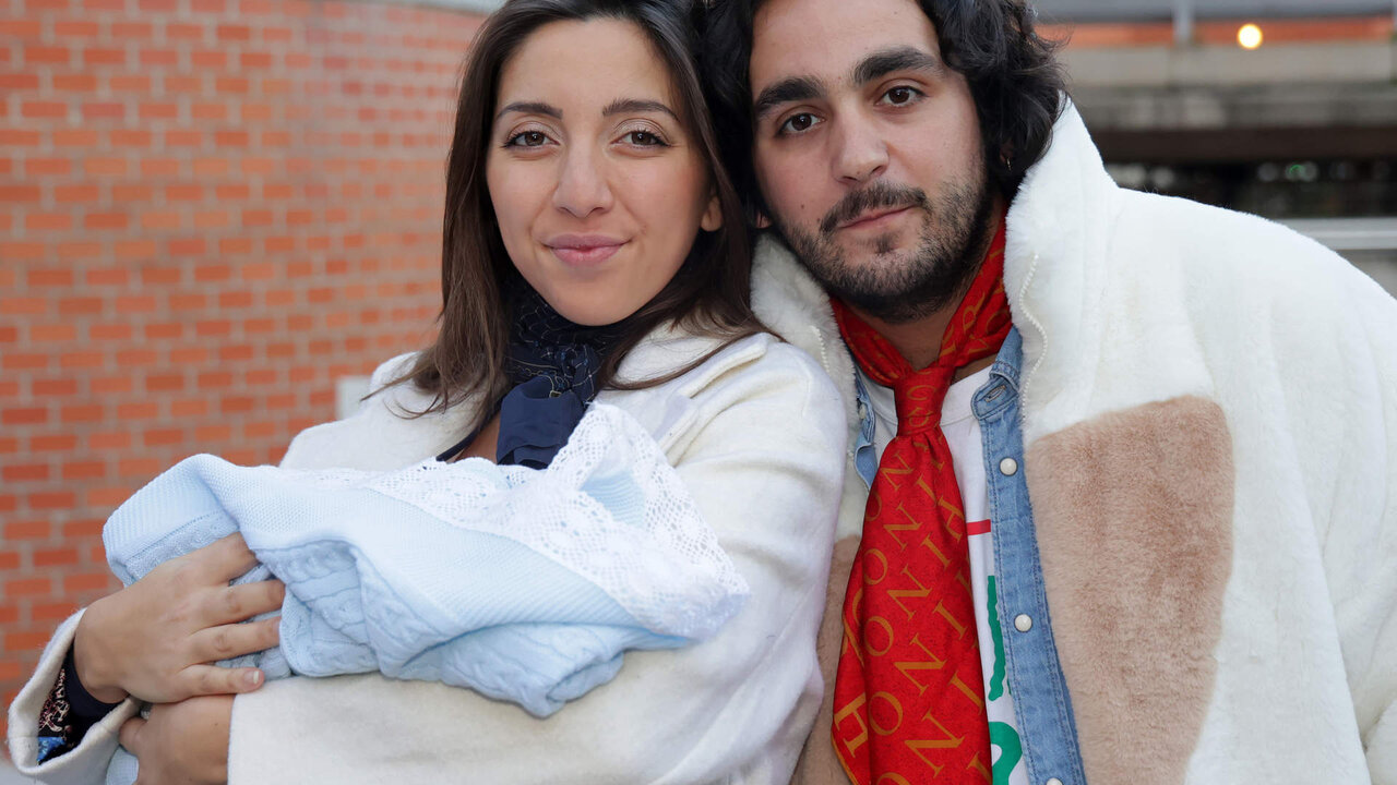 Luc&Atilde;&shy;a Fernanda Carmona e Ismael de la Rosa salen del hospital con su primer hijo en brazos, a 12 de febrero de 2024, en Madrid (Espa&Atilde;&plusmn;a). Luc&Atilde;&shy;a e Ismael se convirtieron en padres el pasado 10 de febrero en la cl&Atilde;&shy;nica del Nuestra Se&Atilde;&plusmn;ora del Rosario

GENTE;FAMILIA;BEBE;HOSPITAL

Jos&Atilde;&copy; Ram&Atilde;&sup3;n Hernando / Europa Press

12/2/2024