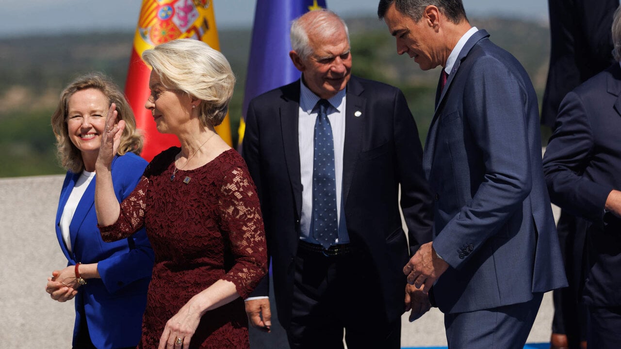 La presidenta de la Comisi&oacute;n Europea, &Uacute;rsula Von der Leyen; el alto representante de la UE para Asuntos Exteriores, Josep Borrell, y el presidente del Gobierno, Pedro S&aacute;nchez.