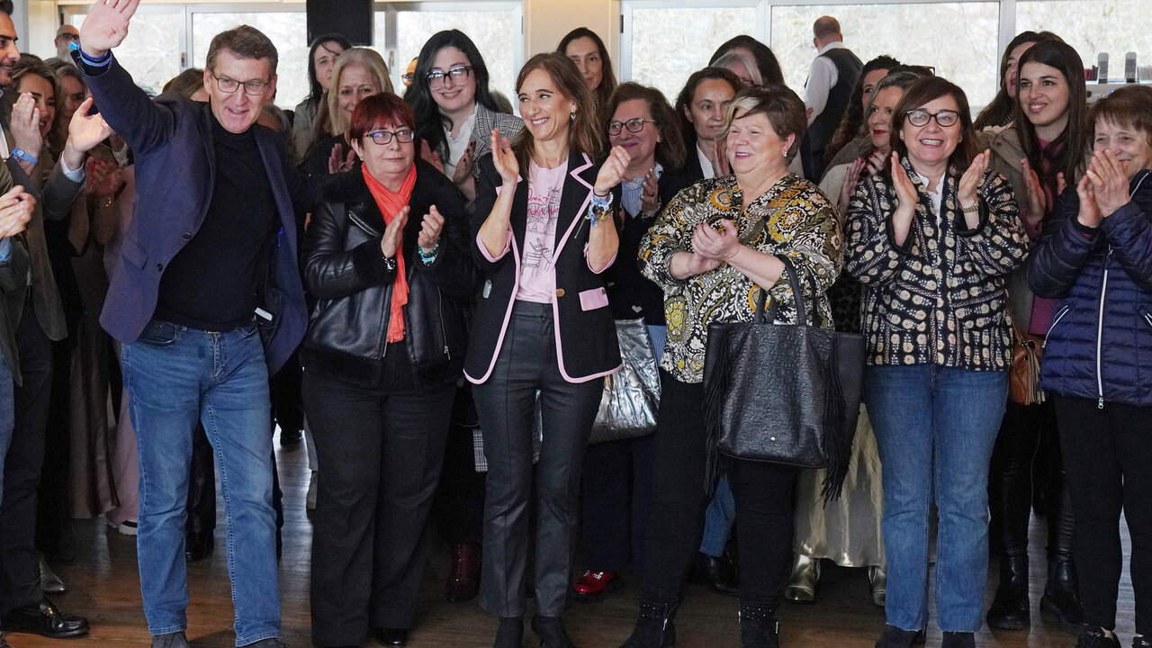 Feijoo en almuerzo mit&iacute;n con mujeres en un hotel de Santiago