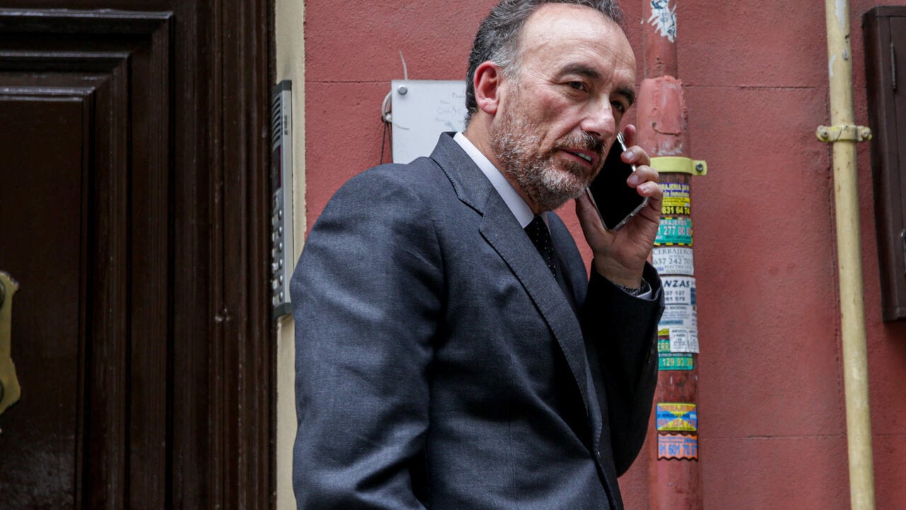 El juez Manuel Marchena habla por tel&eacute;fono en una calle de Madrid (Foto: Ricardo Rubio / Europa Press)
