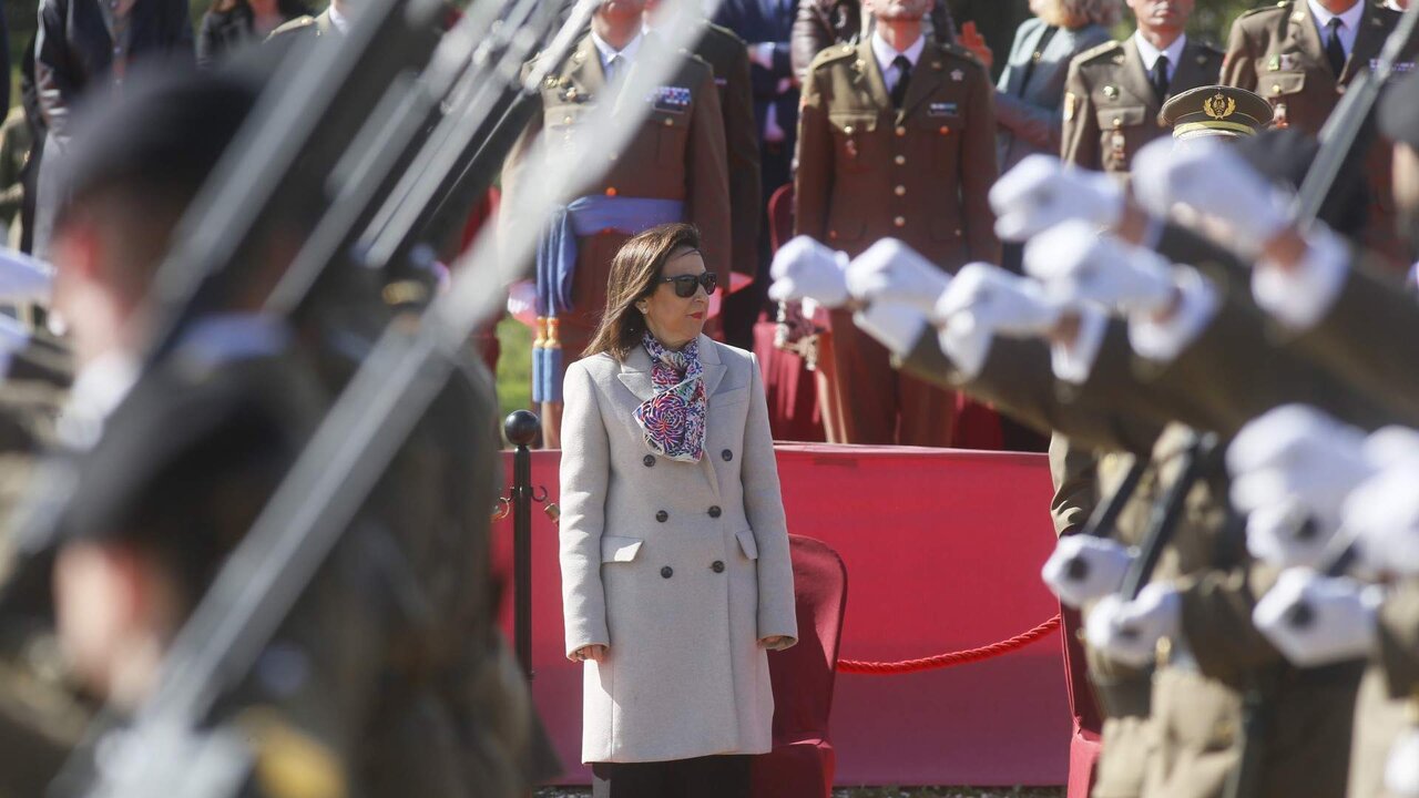 La ministra de Defensa, Margarita Robles, en la base militar de Cerro Muriano.