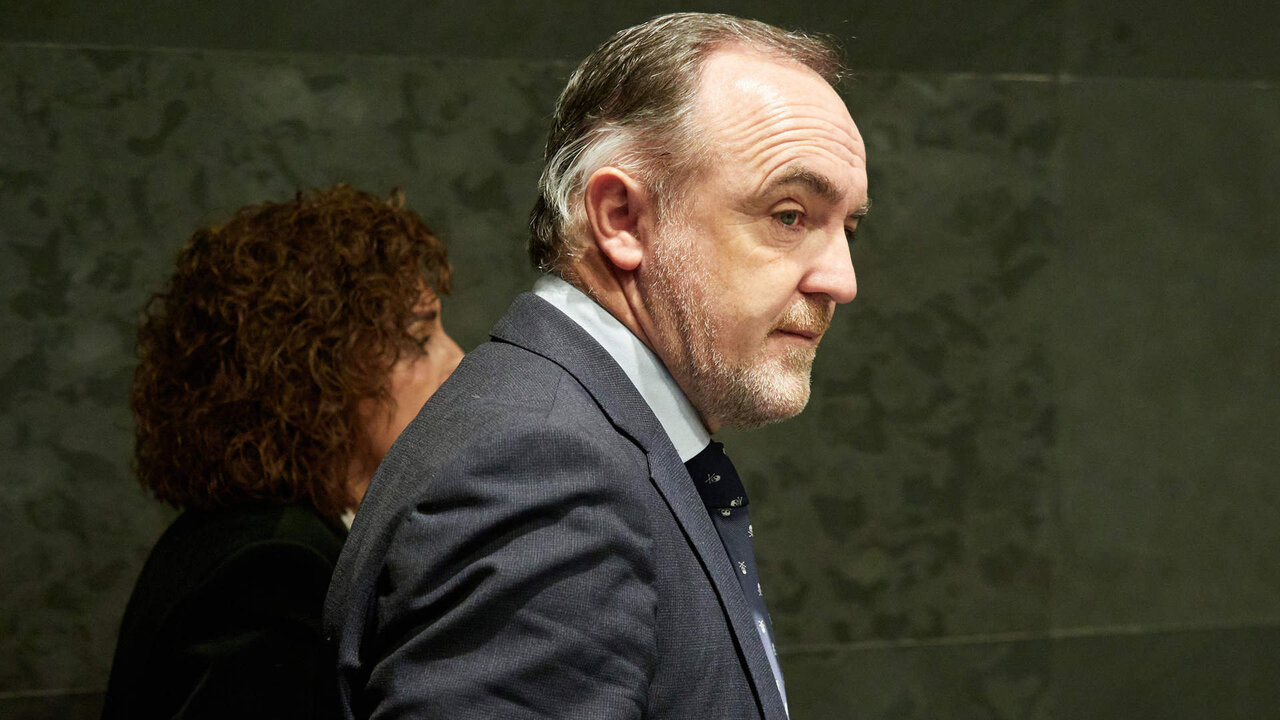 El presidente de Uni&oacute;n del Pueblo Navarro (UPN), Javier Esparza durante el pleno del Parlamento de Navarra, a 18 de enero de 2024, en Pamplona, Navarra, (Espa&ntilde;a).