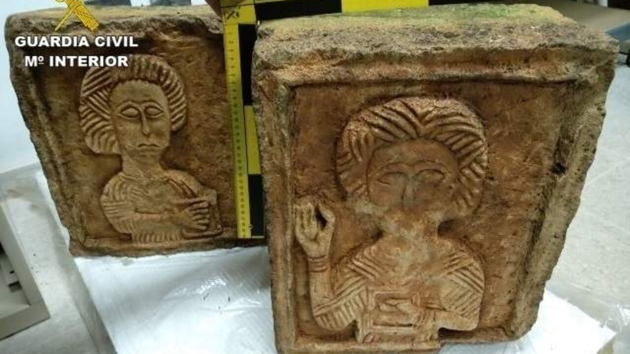 Recuperados en Londres dos relieves visigodos del siglo VII sustra&iacute;dos en 2004 en la ermita de Quintanilla (Burgos). (Foto: Europa Press)