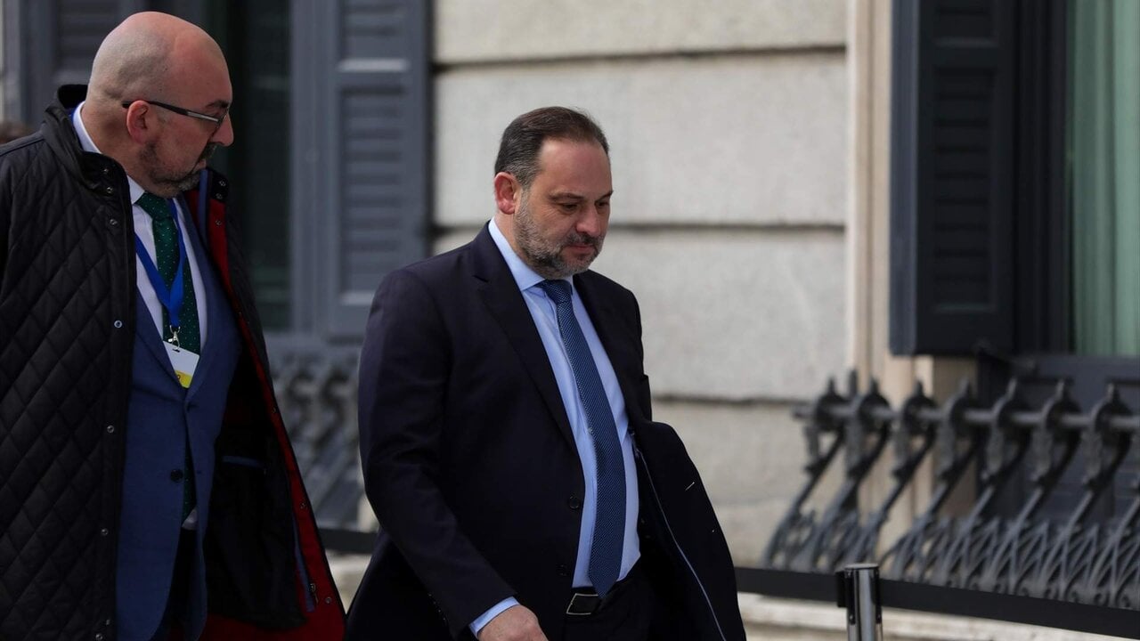 El exministro Jos&eacute; Luis &Aacute;balos llega al Congreso acompa&ntilde;ado por su entonces asesor, Koldo Garc&iacute;a.