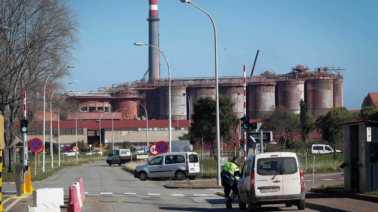 San Cibrao, Lugo. Im&aacute;genes de la f&aacute;brica de la multinacional canadiense del aluminio Alcoa en la comarca de A Mari&ntilde;a, en Lugo. El anuncio de la empresa de voluntad de incumplimiento del acuerdo firmado en su d&iacute;a con administraciones y representaci&oacute;n de los trabajadores ha vuelto a poner en la picota la situaci&oacute;n de la &uacute;nica factor&iacute;a de aluminio primario en Espa&ntilde;a