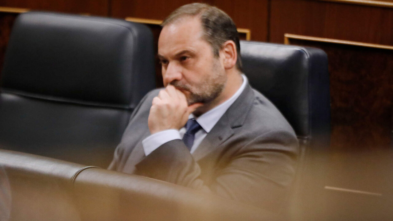 Archivo - Jos&eacute; Luis &Aacute;balos, cuando era ministro de Transportes y se sentaba en el banco azul del Congreso.