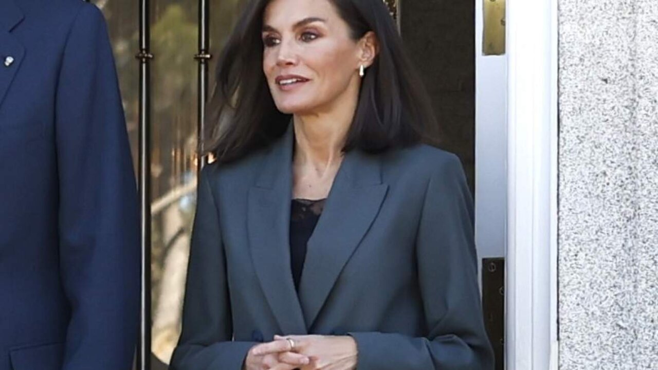 La Reina Letizia posa para los medios durante el almuerzo ofrecido en el Palacio de la Zarzuela, a 28 de febrero de 2023, en Madrid.