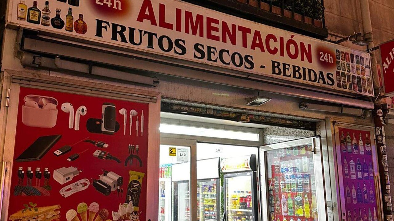Cartel con el logo de canal de RTVE en la puerta de la tienda