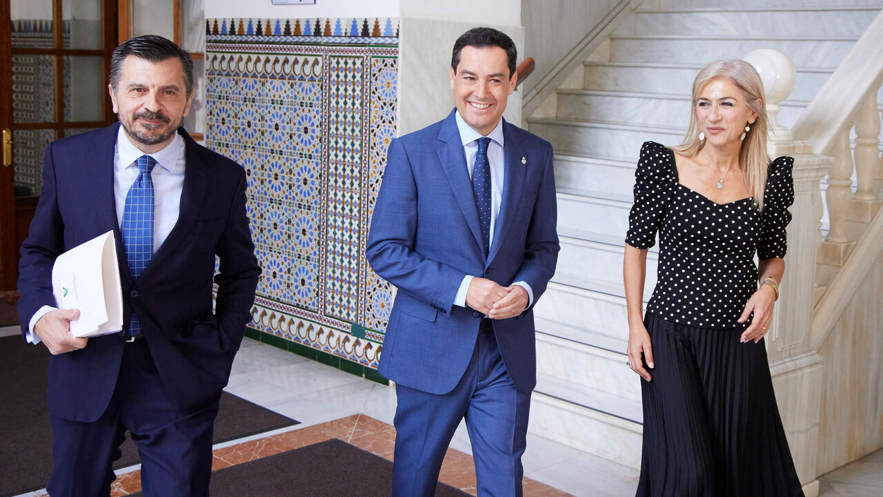 El presidente de la Junta de Andaluc&iacute;a, Juanma Moreno, (2d) junto a la consejera de Desarrollo Educativo y Formaci&oacute;n Profesional de la Junta de Andaluc&iacute;a, Patricia del Pozo, (d) y el portavoz del Grupo Parlamentario Popular, Toni Mart&iacute;n, (i) durante la segunda jornada del Pleno del Parlamento andaluz en el Parlamento de Andaluc&iacute;a, a 27 de octubre de 2022 en Sevilla (Andaluc&iacute;a, Espa&ntilde;a). En la cuarta sesi&oacute;n del Pleno, de esta XII Legislatura, incluye una moci&oacute;n del Grupo Parlamentario Socialista, preguntas a los consejeros y las preguntas del control al presidente de la Junta de Andaluc&iacute;a.