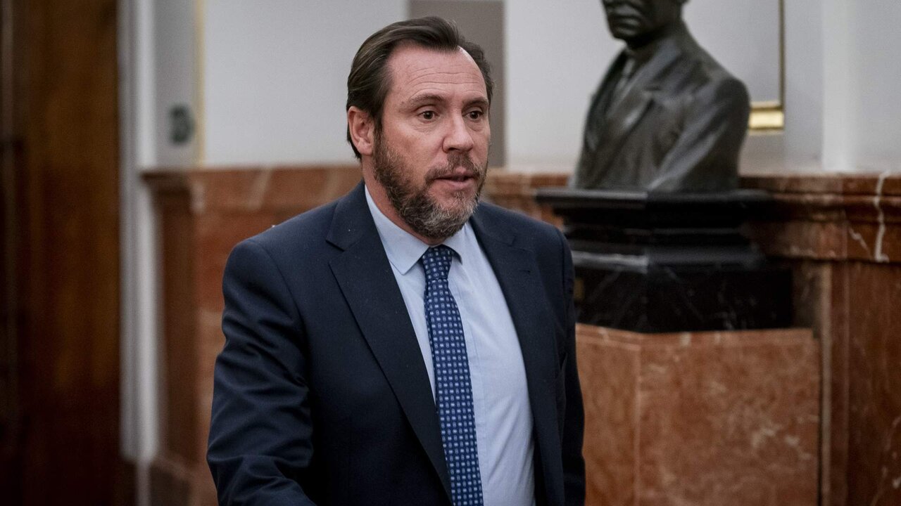 El ministro de Transportes y Movilidad Sostenible, &Oacute;scar Puente, a su salida de una sesi&oacute;n plenaria, en el Congreso de los Diputados, a 27 de febrero de 2024, en Madrid.