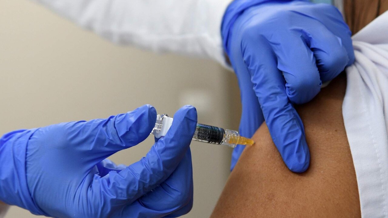 Una persona recibiendo la vacuna de la gripe (Foto: SFGA/JAViladot)