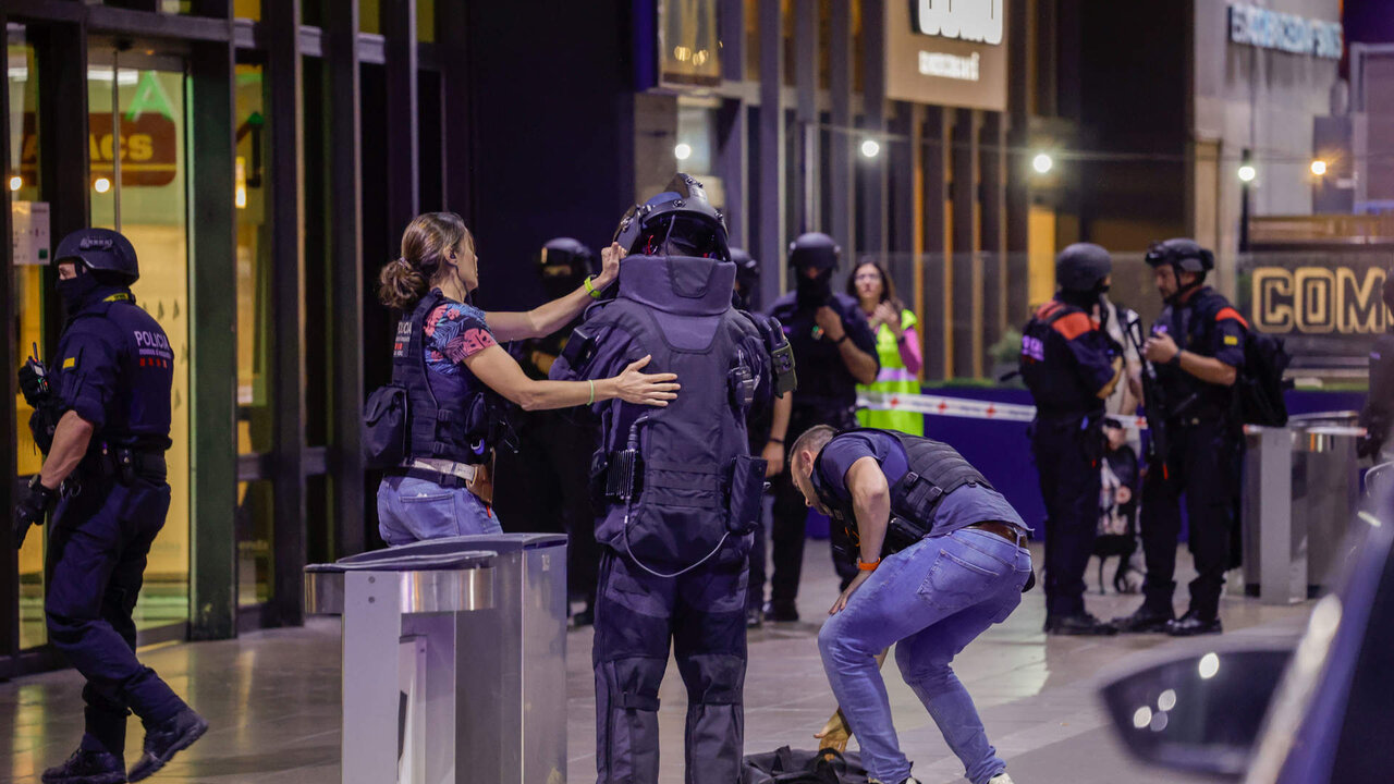 Efectivos de los TEDAX realizan maniobras durante el simulacro de atentado terrorista en la estaci&oacute;n de Sants, a 27 de octubre de 2023, en Barcelona, Catalu&ntilde;a, (Espa&ntilde;a). Unas 500 personas, entre miembros de los cuerpos de emergencias, seguridad y figurantes participan en un simulacro de atentado terrorista en el vest&iacute;bulo y los andenes de alta velocidad de la estaci&oacute;n de Sants de Barcelona.