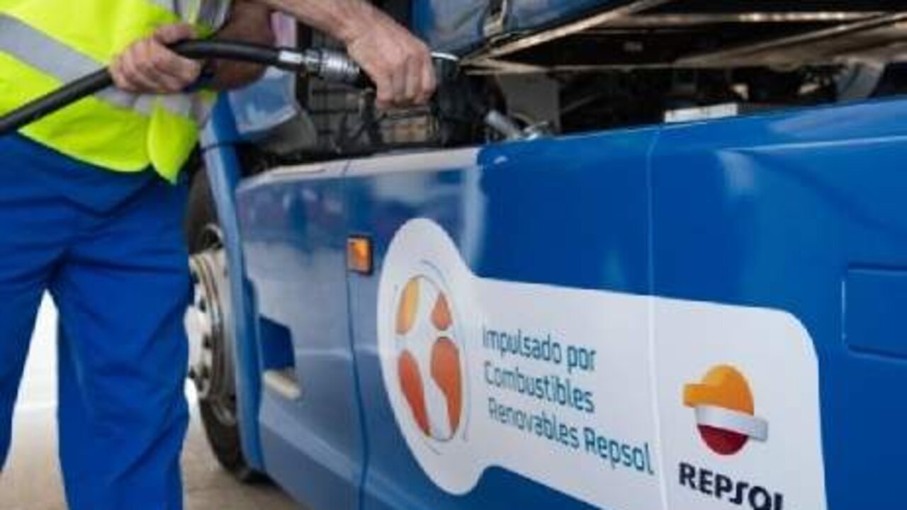 mpleado estaci&oacute;n de servicio de Repsol  repostando combustible 100 % renovable