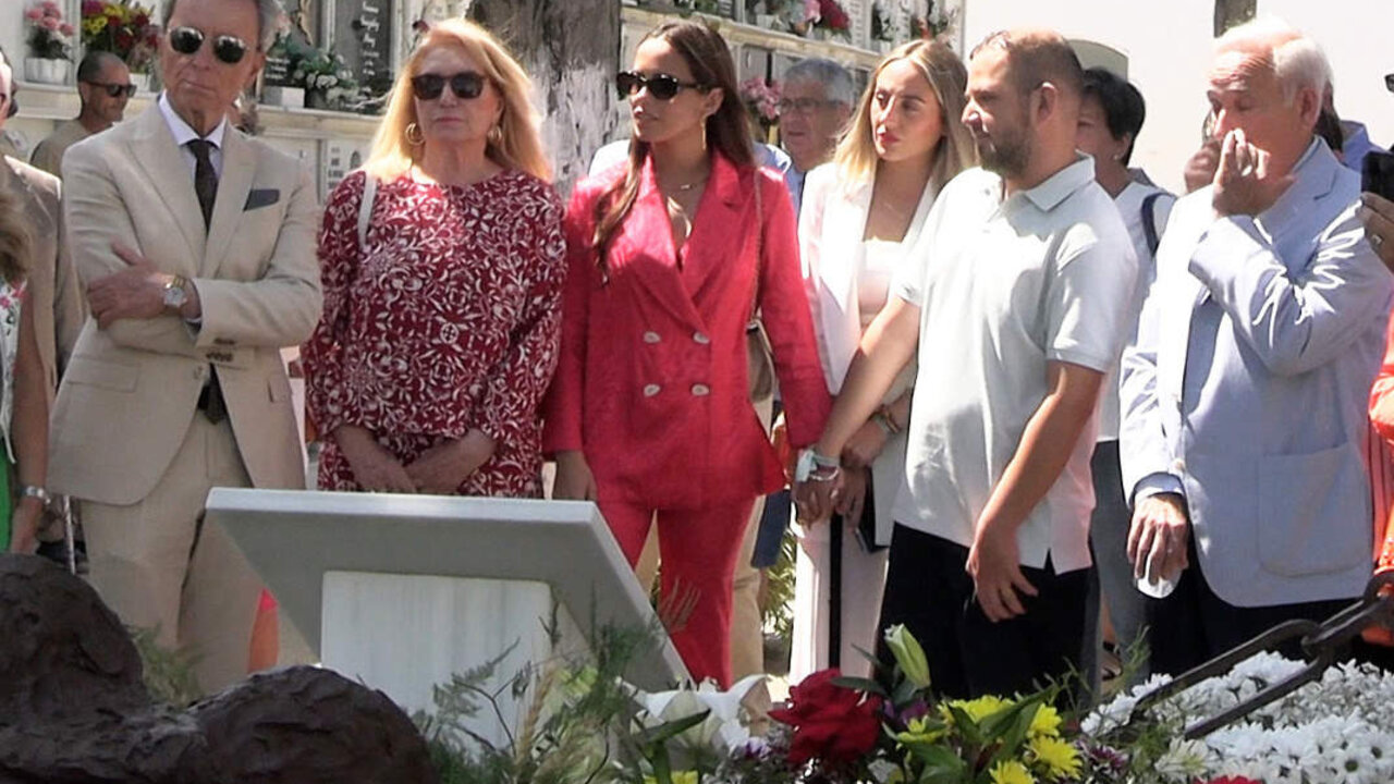 La 'familia medi&aacute;tica' visita el mausoleo de Roc&iacute;o Jurado tras cumplirse 17 a&ntilde;os de su fallecimiento a 03 de Junio de 2023 en Chipiona (Espa&ntilde;a).
ROCIO JURADO;FAMILIA;FAMOSOS;CEMENTERIO;
Europa Press / Europa Press
(Foto de ARCHIVO)
04/6/2023