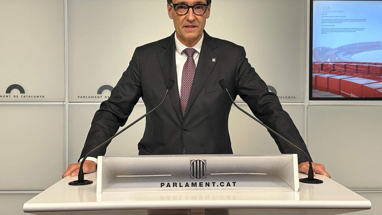 El primer secretario del PSC, Salvador Illa, en una rueda de prensa en el Parlament.
